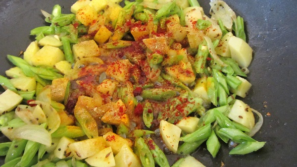 potato green beans sabzi recipe - adding vegies