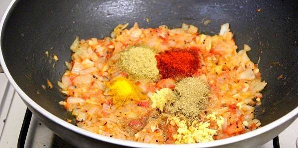 baingan bharta recipe adding masala