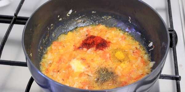 sweet corn masala curry adding masala