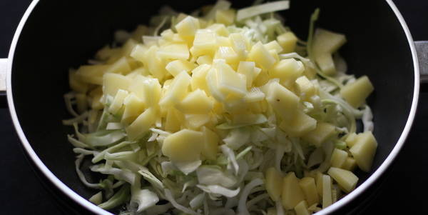 aloo cabbage sabzi adding potato