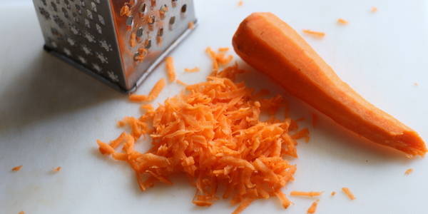 gajar sambharo to grate carrot