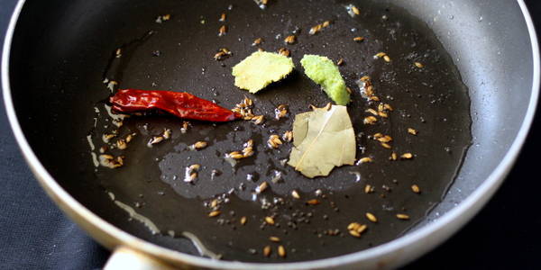 sookhi moong dal temper dry chili bay leaf
