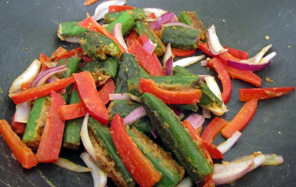 bharwa-bhindi-onion-capcicum