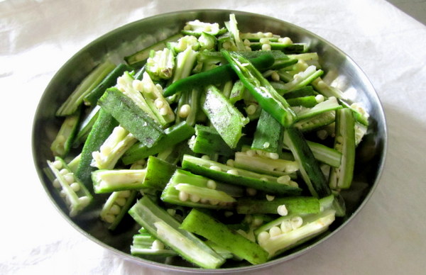 okra-bhindi-cut-in-slices