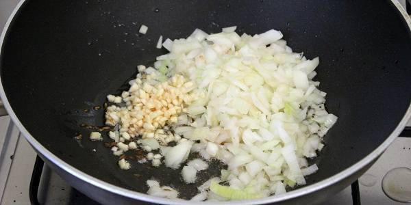 baingan bharta recipe adding onion and garlic