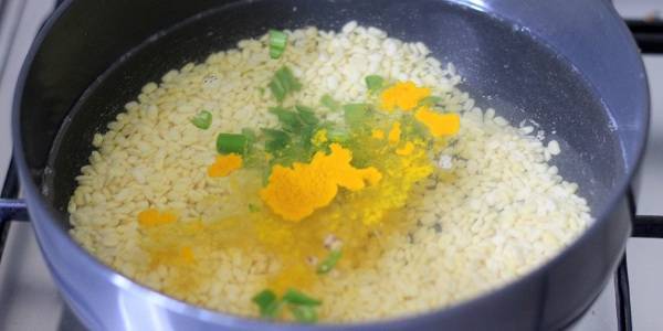 सिंधी मूंग दाल sindhi moong dal recipe adding turmeric