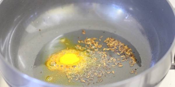 vaghareli rotli recipe adding turmeric