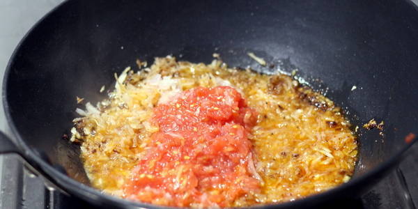 bharwa parwal recipe add tomato