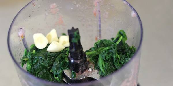 Corn Palak Sabji grinding in mixture