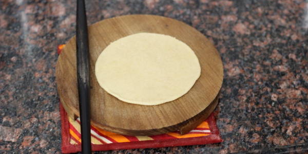 Gujarati Bhakri Recipe making flat bhakri