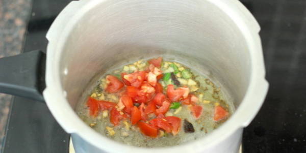 palak dal tadka recipe adding tomato