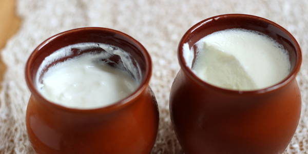 how to avoid forming water in curd  one is leveled and other is not