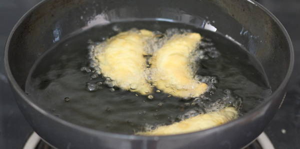 Gujiya Recipe frying till golden brown
