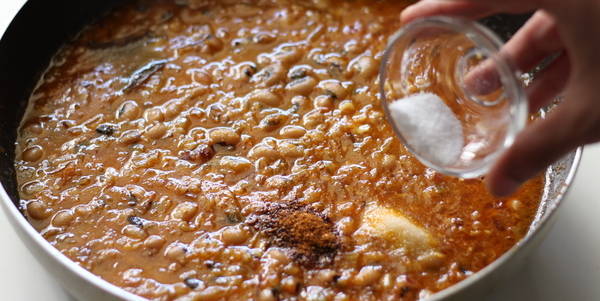 lobia curry recipe adding salt