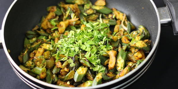 aloo bhindi fry steps garnish with coriander dhaniya