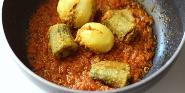 bharwa karela recipe add karela in gravy