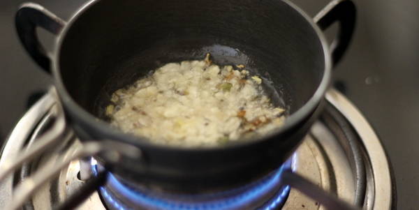 masala dahi reicpe saute garlic in oil