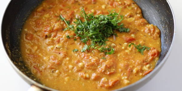 tomato peanut curry  adding coriander