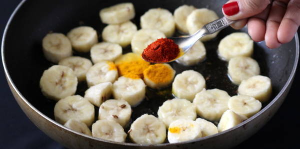 banana curry recipe adding red chili powder