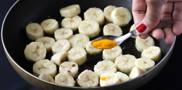 banana curry recipe adding turmeric powder