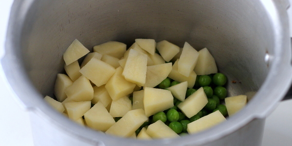 gujarati aloo matar potato