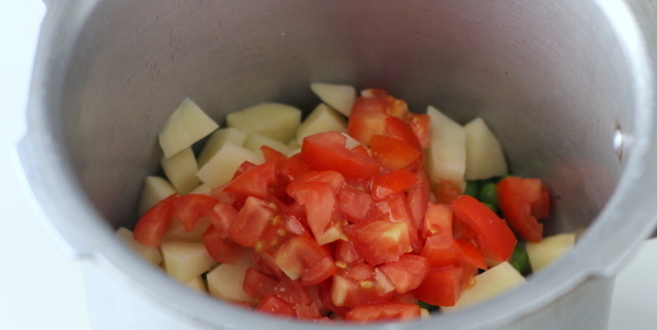 gujarati aloo matar tomato