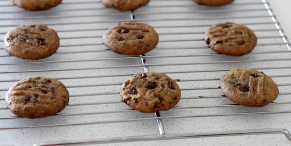 eggless Chocolate Chips Cookie place it on cooling rack