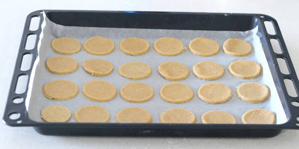 eggless whole wheat biscuits place it on baking tray