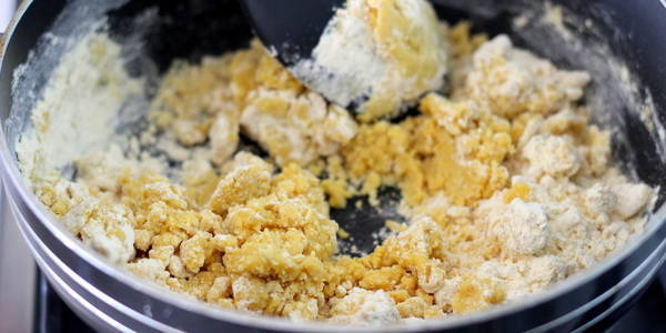 besan ladoo recipe mixing