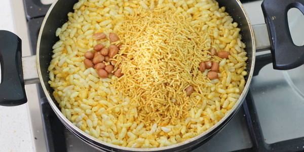 masala puffed rice add sev